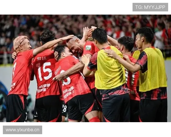 中超联赛激战正酣 各队为冠军荣誉全力以赴 展现精彩足球对决 - 副本 (2)